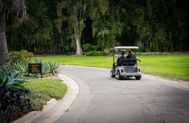 ¿Cómo reemplazar la batería de un carrito de golf de 4 plazas levantado?